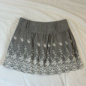 Wet Seal Gray & White Embroidered Floral Eyelet Pattern Lined Skirt Size Small